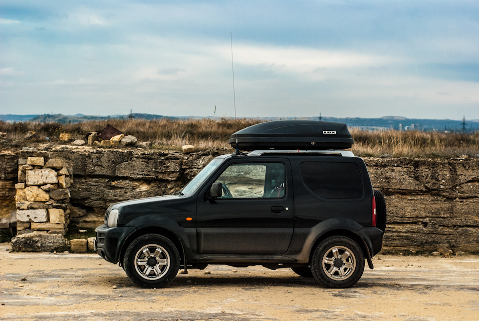 Первая точка с культурной программой — Аджимушкайские каменоломни, где в годы войны более полугода держали оборону наши войска — Suzuki Jimny (1G)
