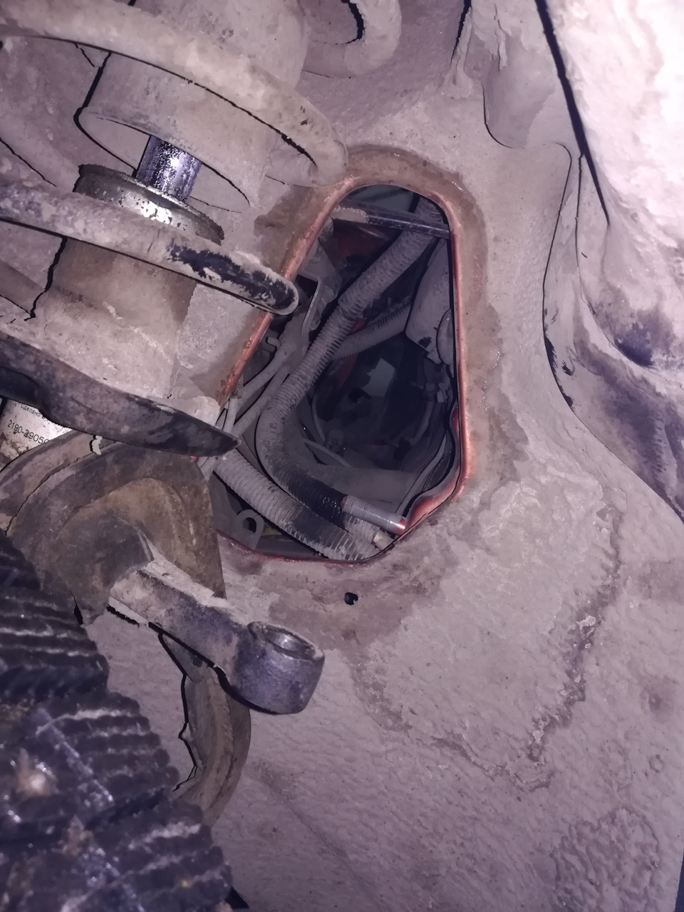 Вот так извлекается рейка из подкапотного пространства. — Lada Granta