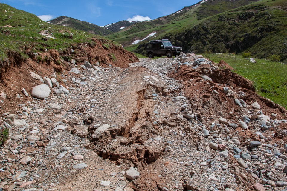 А тут нас ждал нежданчик. Дорогу размыло. Там обрвчик пришлось 40 минут лопатами расширять дорогу. Расширили на полметра и этого уже хватило чтоб проскочить. Правда прежде чем копать дорогу обошли все вокруг. Нигде возможности проехать не было. Сплошные болота и оползни. Тут же рядом стоят новые столбы. Походу через пару лет и они сползут также в овраг =( — Mercedes-Benz G-Class (W460/W461)