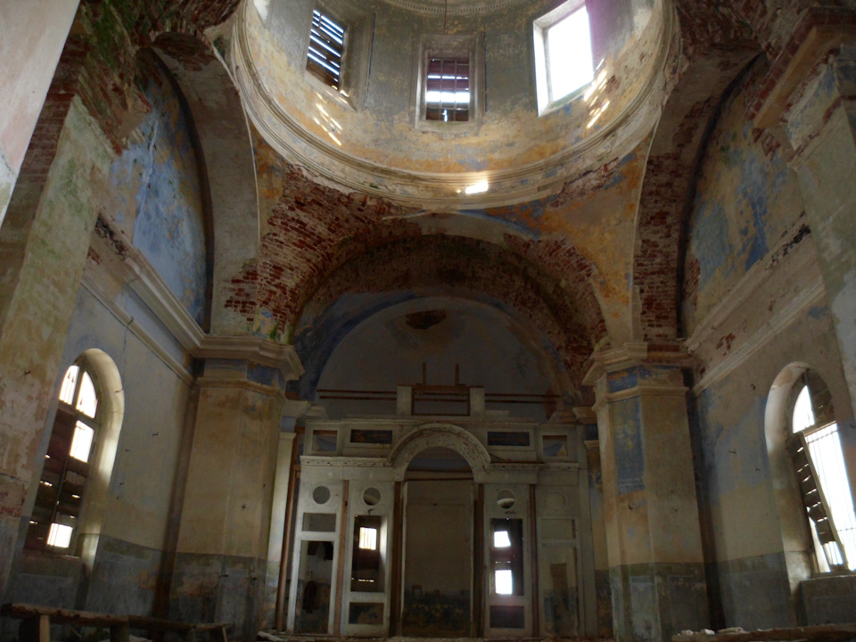 Внутри сохранились рама иконостаса и замечательный купол с гризайлевыми кессонами. Роспись подновлялась в конце XIX века, с сохранением старого рисунка — Chevrolet Niva (1G)