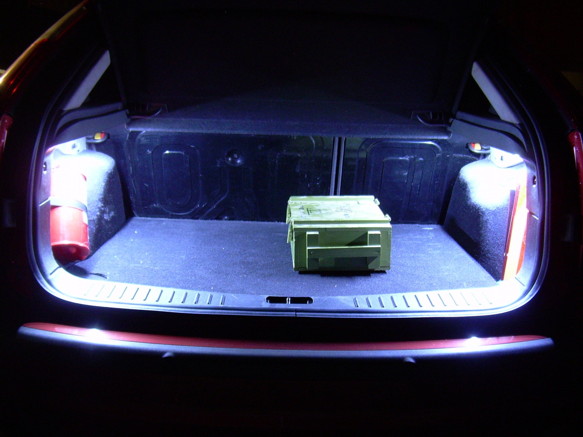 Подсветка багажника форд. Подсветка багажника Ford Focus 2. Подсветка багажника Форд фокус 2 седан Рестайлинг. Подсветка багажника Форд фокус 3 хэтчбек. Подсветка багажника фф2 седан.