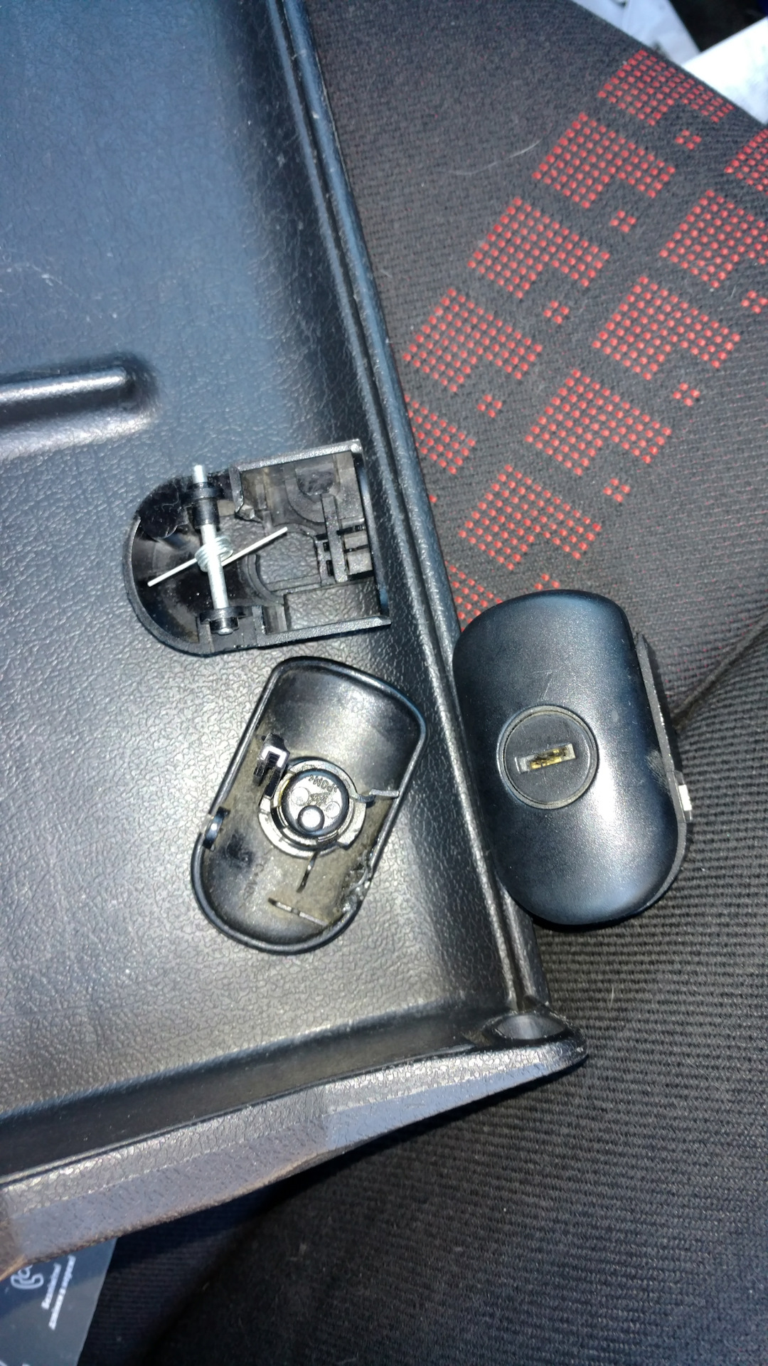 Замок бардачка, замена личинки. — Volkswagen Golf Mk3, 1,6 л, 1996 года ...
