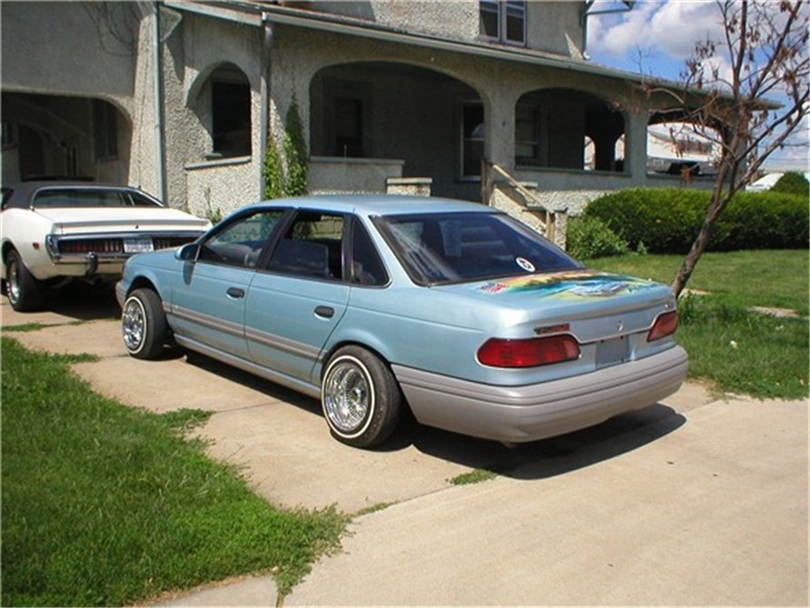 Ford Taurus Lowrider