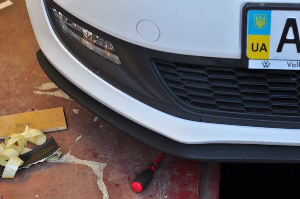 Установка губы на бампер. — Volkswagen Polo Hatchback Mk5, 1,4 л, 2012 ...