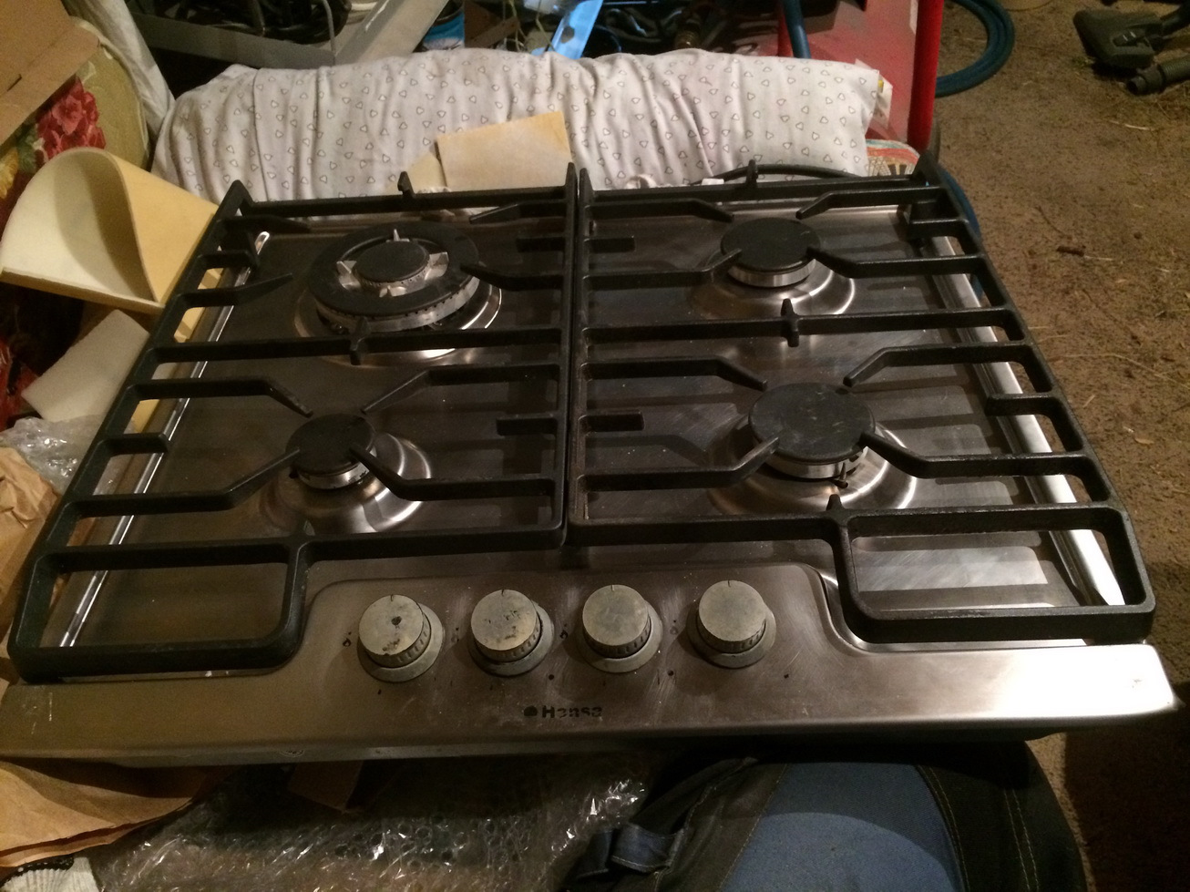 Монтаж варочной панели ханса. Электроподжиг на варочную панель hansa. Демонтаж индукционной варочной панели сименс. Как снять варочную панель ханса. Плита ханса регулятор управления.