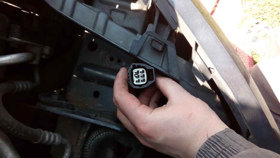 Снимаем правую фару и находим такой разъем (закрыт изначально заглушкой) — это и есть разъем парков, который 9 лет до меня никто не трогал))) — Ford Mondeo IV