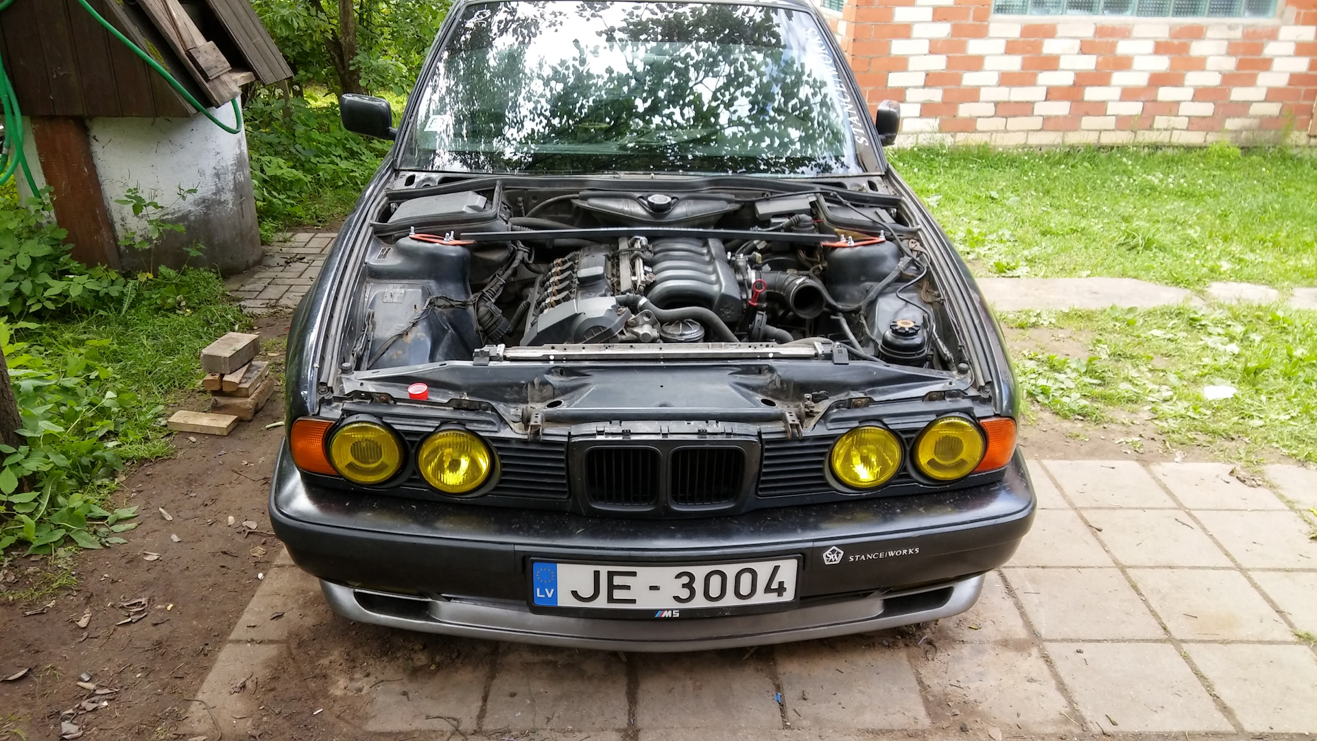 Е34 узкая морда. HELLA Yellow e34. Е34 широкая морда. БМВ е34 морда. BMW e30 HELLA Yellow.