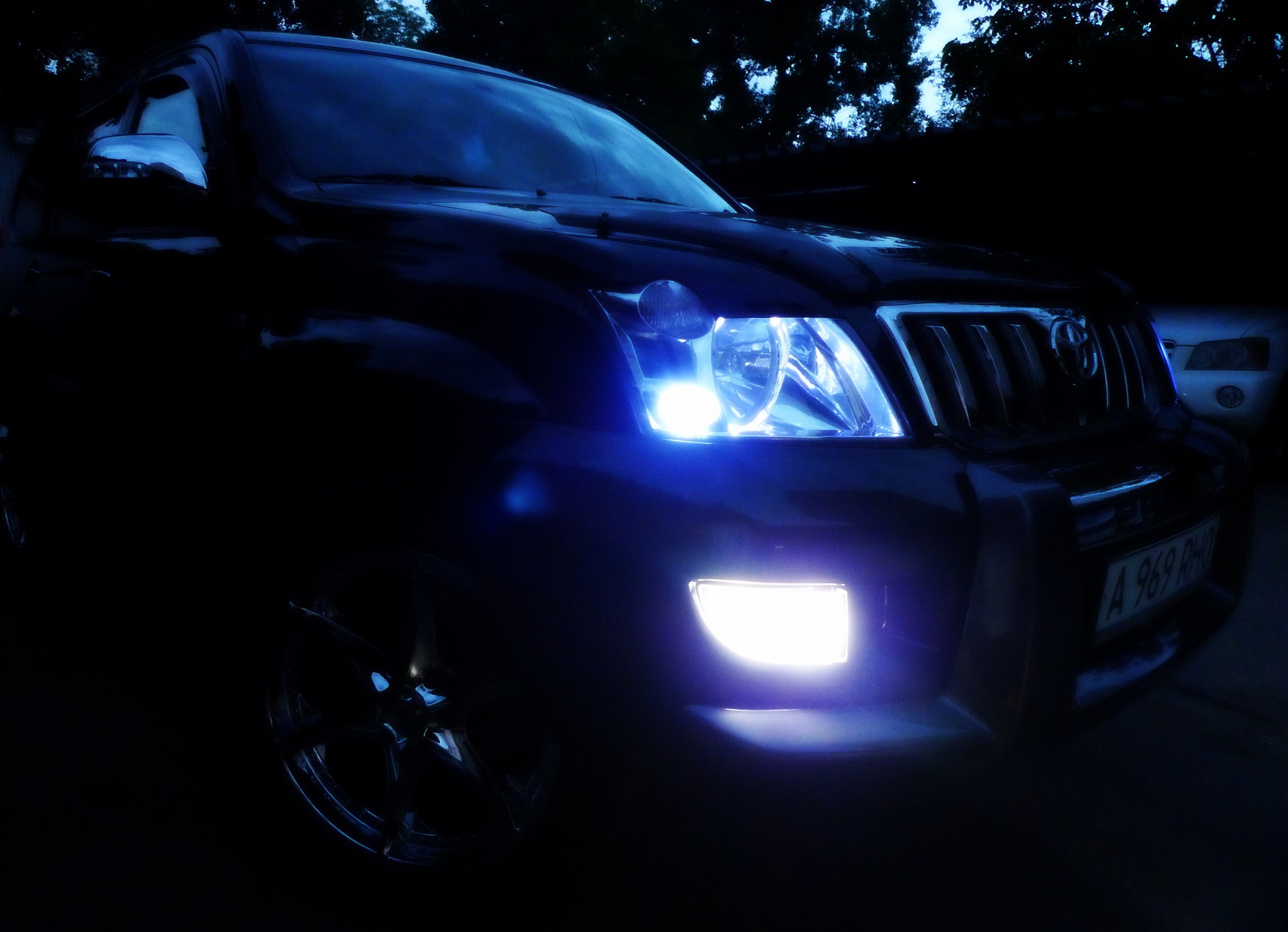 Ночью черное видно. - Toyota Land Cruiser Prado 150-series, 4 л, 2011 года фотог