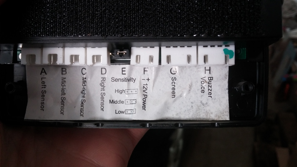 под крышкой видим что один из питающих проводов имеет +/- — Ford Focus Sedan III