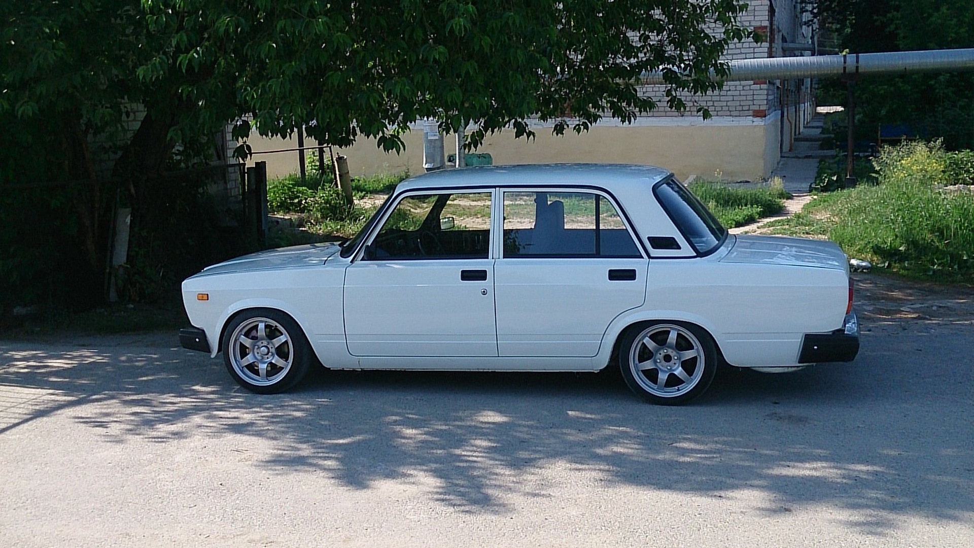 Фото белой 7. Lada 2107 Turbo. ВАЗ 2107 белая турбо 16. Белая ВАЗ 2107 на камриках. ВАЗ 2107 белая на дисках.