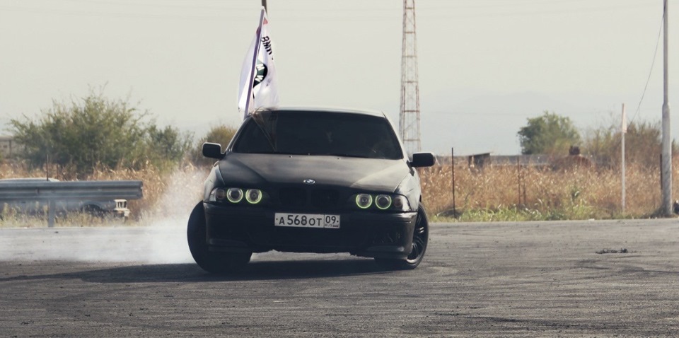 Бмв ингушетия. Ингушские машины. Бмв с ингушским флагом. Сходка бмв клуба. Машины в ингушетии.