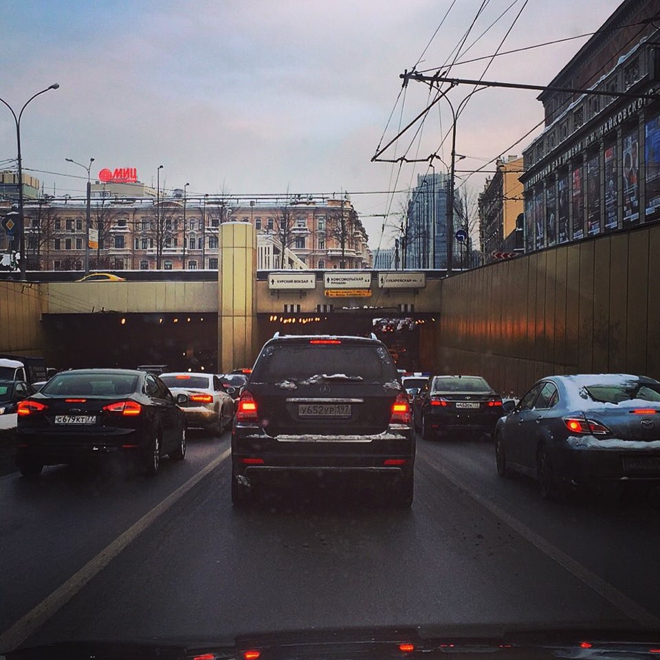 Стою в пробке. Москва утром из машины. Москва стою в пробке. Стою в пробке фото. Доброе утро стою в пробке.