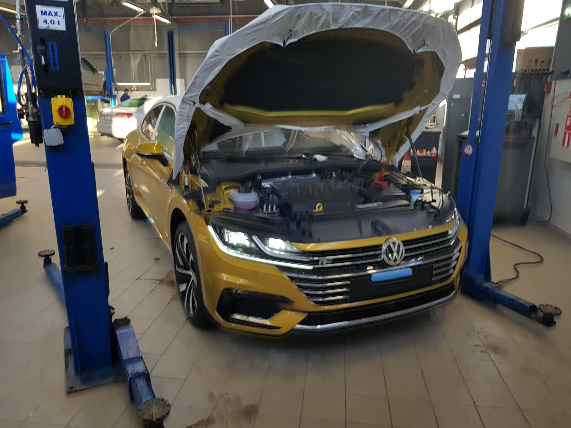 Ремонт volkswagen года. Открытый капот VW Arteon. Фольксваген Артеон капот. Фольксваген Артеон подвеска. Фольксваген Артеон гараж.