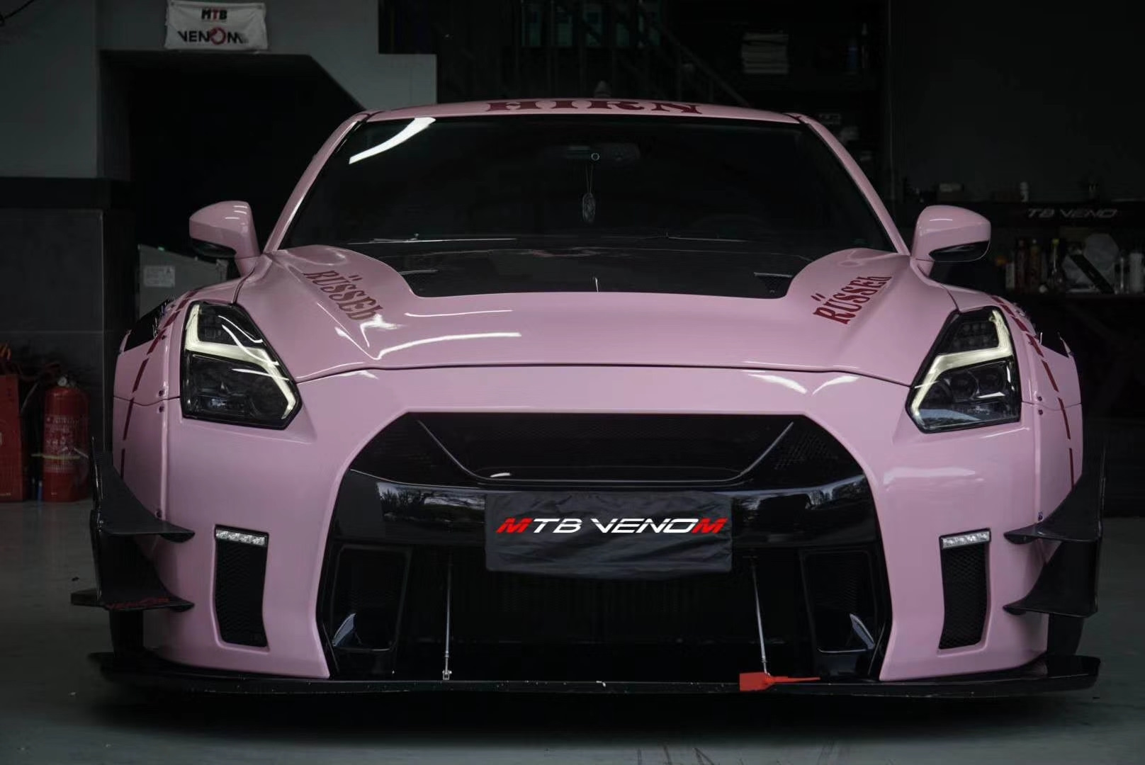 Nissan GTR Pink