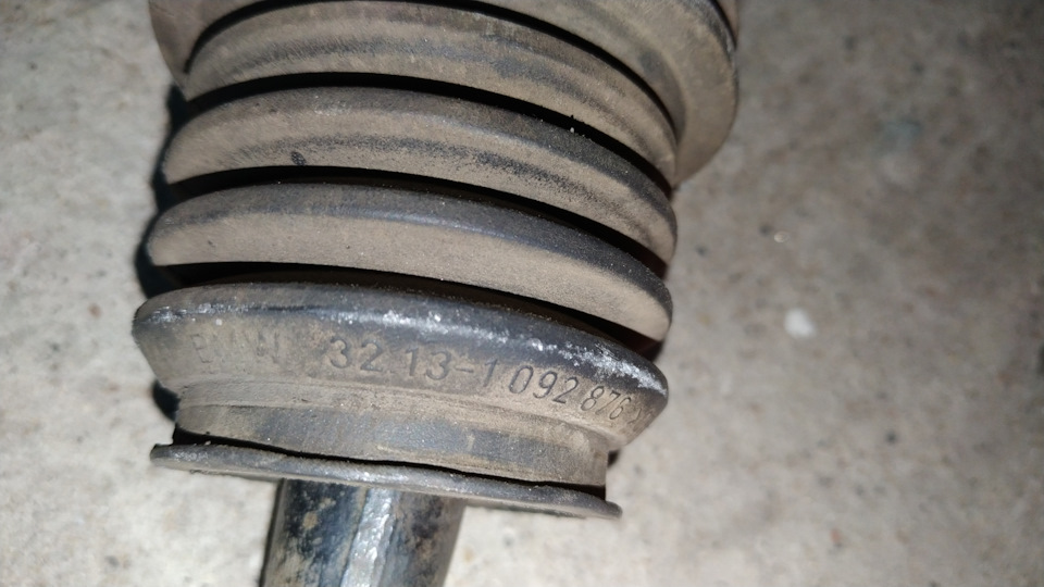 Пыльники стояли орига. — BMW 5 series (E39). Запчасти на фото: 32131092876