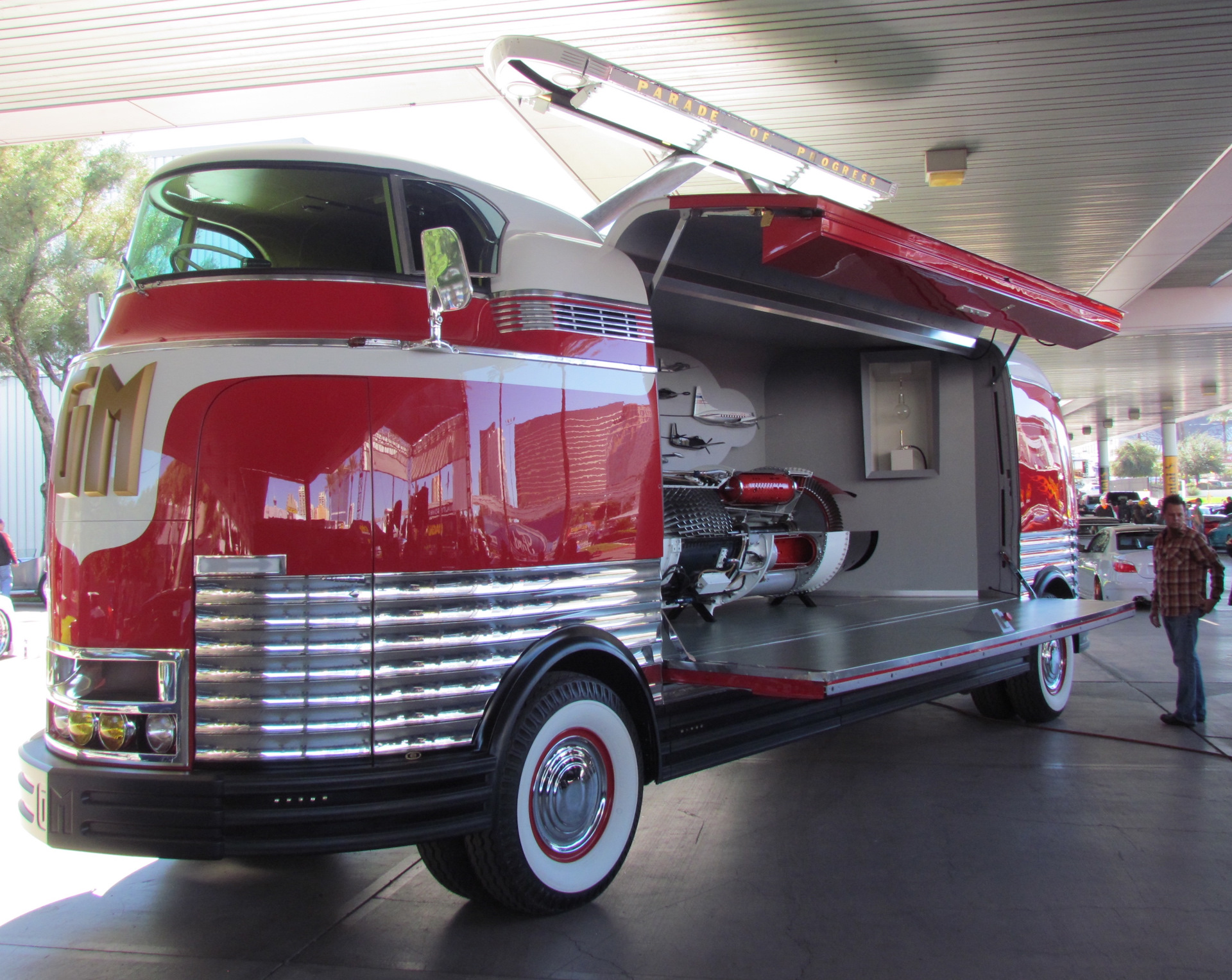 Машина GM Futurliner