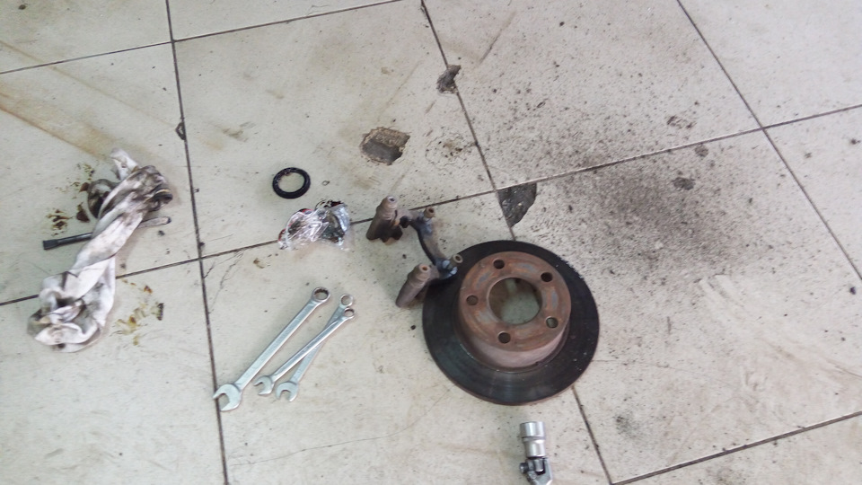 Замена заднего ступичного подшипника — Audi 100 (C4), 2,8 л, 1992 года ...