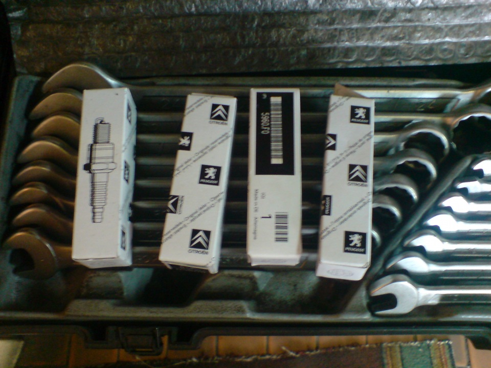 Замена свечей зажигания — Peugeot 406, 2 л, 1997 года | своими руками ...