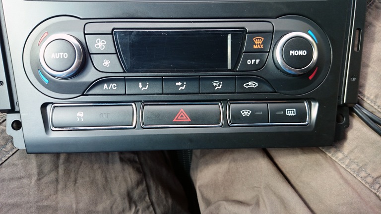 Теперь кнопки сидят плотно. Ничего не люфтит. — Ford Mondeo IV