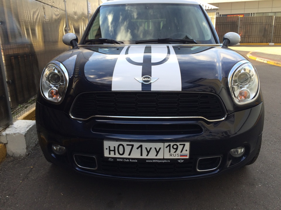 Mini Cooper Countryman с полосками