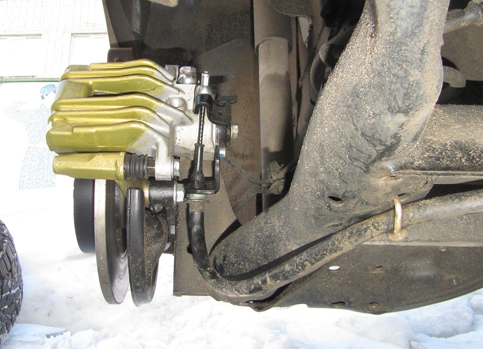 Nissa note задние дисковые тормоза. Трос задних дисковых тормозов. Задние дисковые тормоза ниссан ноут. Задние тормоза с ручником на ваз 2109. Гольф 3 ремкомплект ручника задний дисковый.