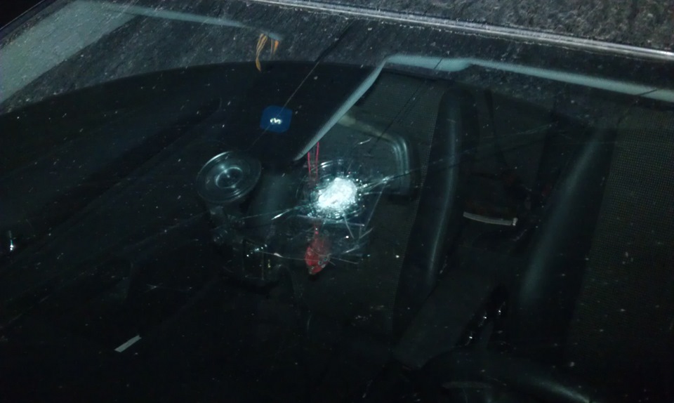 На асфальте капли крови разбито лобовое песня. Разбили стекло Opel Astra h. Опель Зафира синяя разбитое лобовое.