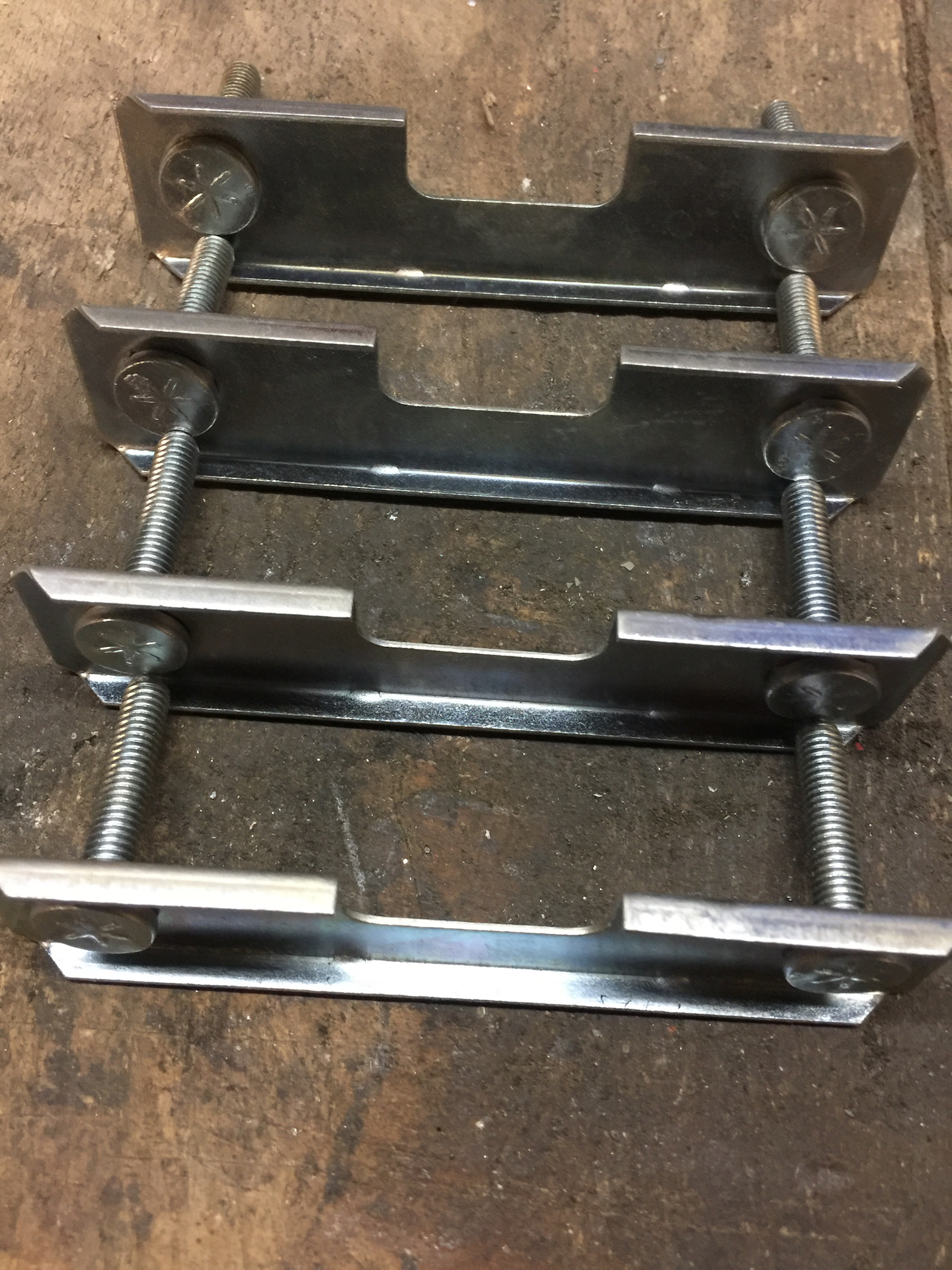 Планки брызговиков. Планки брызговиков. Установочный комплект брызговика шмитц. 15141414 крепление брызговика. 3307.