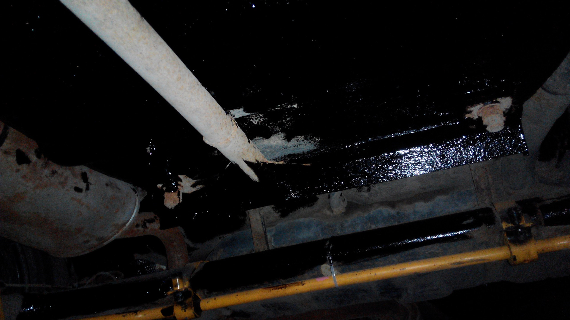 гидроизоляция днища. шумоизоляция днища битумной мастикой. битумная шумоизоляция автомобильная. гидроизоляция днища. гидроизоляция днища.