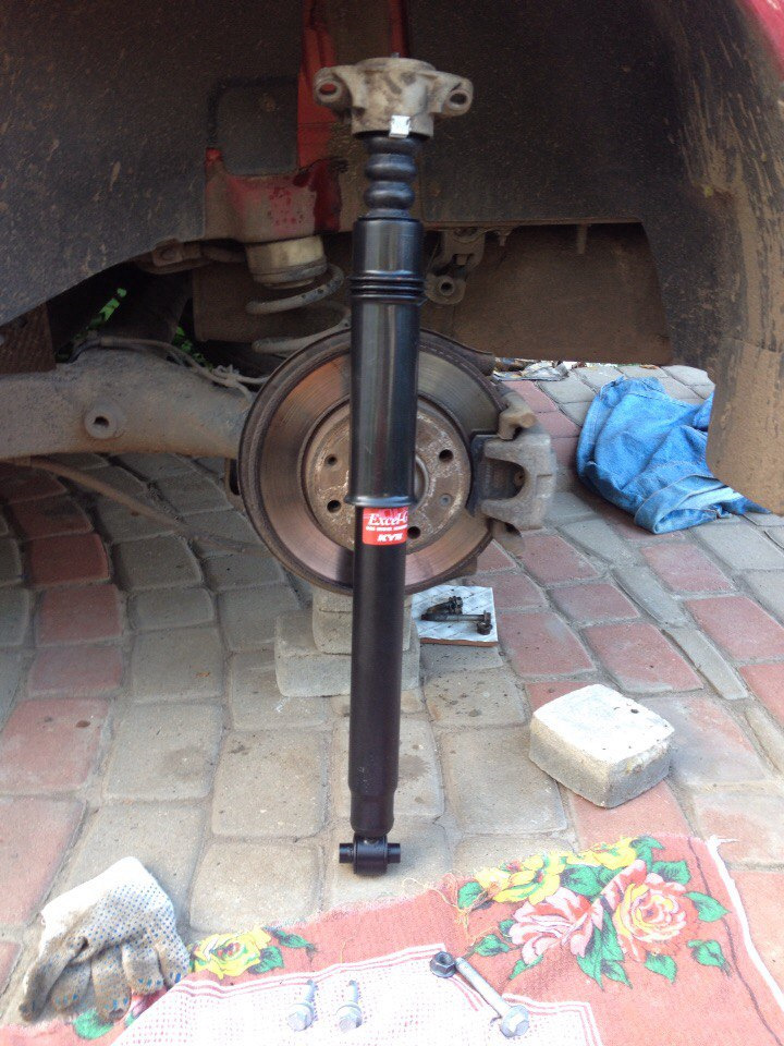 Задние амортизаторы пежо 3008 артикул. Вытекли задние амортизаторы. Вытекли задние амортизаторы. Вытекли задние амортизаторы. Потекла стойка амортизатора.