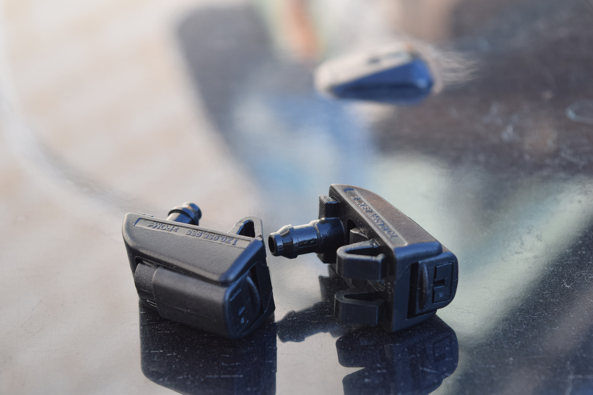 Ауди 80 б3 веерные форсунки. Веерных форсунок омывателя лобового стекла discovery 3. Ауди 80 б3 веерные форсунки. Форсунка омывателя audi 100 1992. Ауди форсунка омывателя веерная.