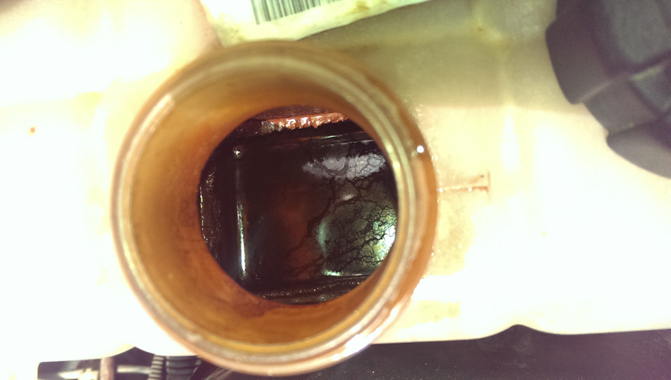 Течь из под крышки расширительного бачка. — Lada Приора хэтчбек, 1,6 л ...