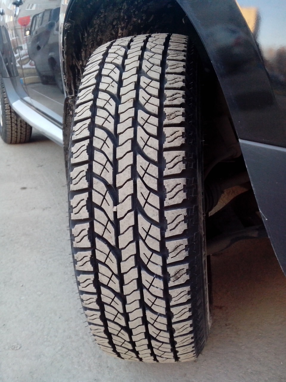 Yokohama geolandar a t отзывы. Yokohama Geolandar g015 Дастер. Yokohama Geolandar 215/70 r16 на Дастер. Yokohama Geolandar для Duster. Yokohama g012.
