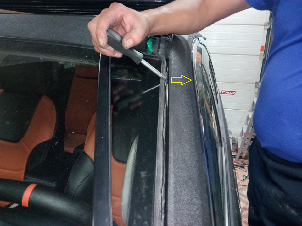 Когда укладывали провод под панелью бакового стекла, пришлось срезать излишки клея на котором оно держится дабы везде лег провод идеально, и что бы застегнуть последнюю клипсу данной панели, постучали маленько металлическое крепление в указанном направлении, так как клипса и без провода не застегивалась как на заводе застегнули не знаю хотя зазор там был всегда сейчас его нет! Легла панель идеально! — Great Wall Hover