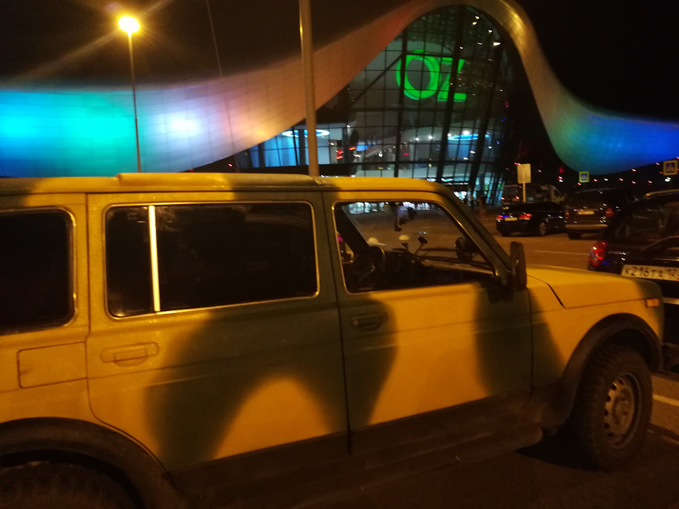 Заехал в дом на ниве. 80efd65s 960. Заехал в дом на ниве фото. Заехал в дом на ниве-80efd65s 960. картинка Заехал в дом на ниве. картинка 80efd65s 960. Решил консолидировать свою поездку в один пост и поделиться, начну сначала.Однажды в студеную зимнюю пору… Кхм… Начало смутно знакомое, ну да ладно… Короче, купил я Ниву!Решение пришло ко мне спонтанно, раньше я думал о машине для поездок, куда основную Хонду жалко, а тут Хонду продал и ездил на такси да на общественном транспорте, пока ничего не купил, ну и жена говорит — давай купим Ниву, ты же хотел. Я задумался, но на сайт с объявлениями тут же зашел. И через месяц нашел 2001-го года 2131, как и хотел, т.к. в планах было ездить далеко, а по трассе 31-я выигрывает на мой взгляд.