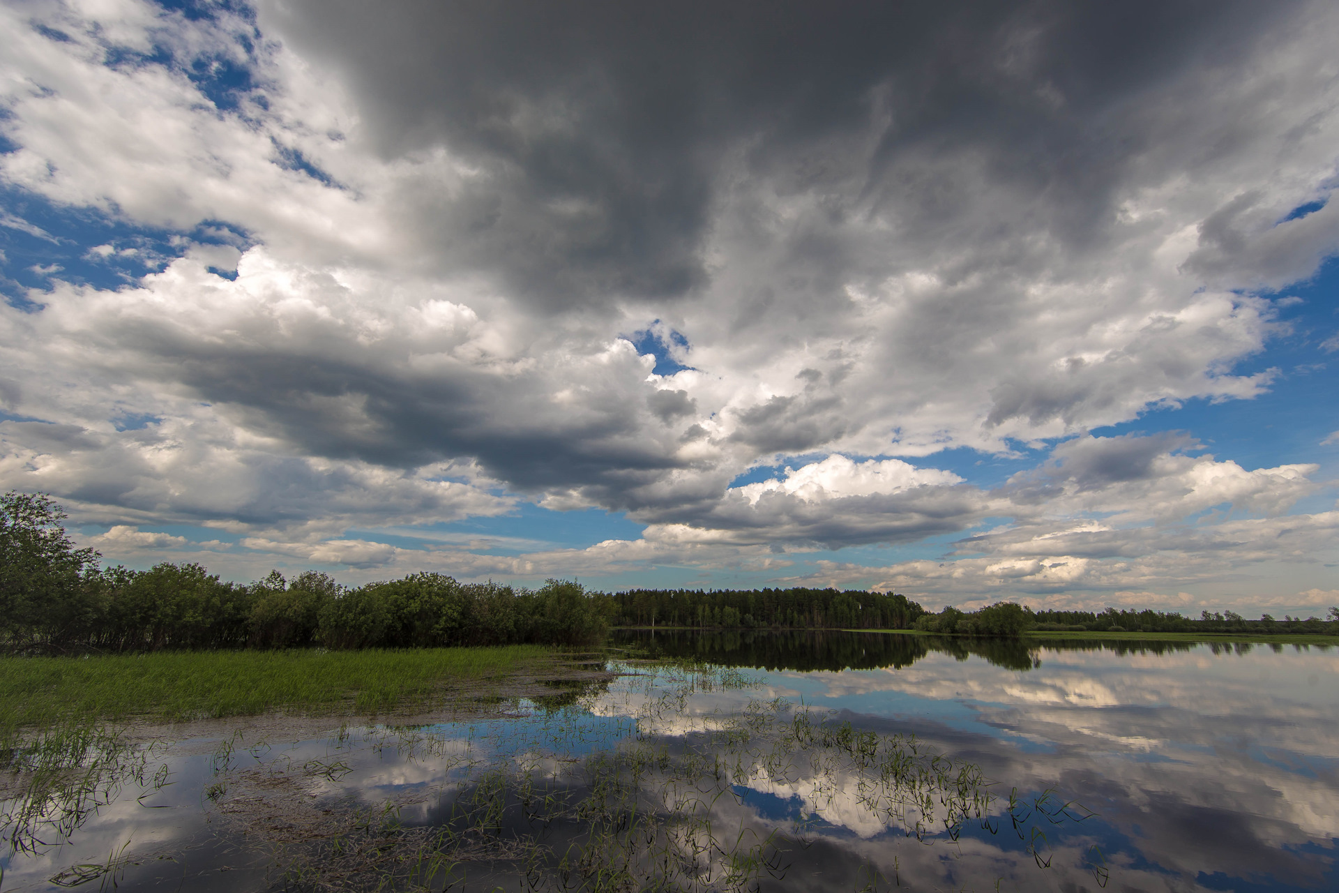 Облака в реке поющие. Облака в реке. Облака над рекой. Отражение неба в реке. Отражение облаков в реке.