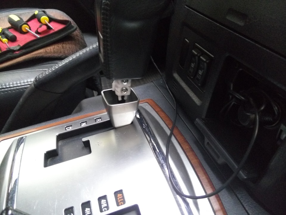 Где aux. Mitsubishi Pajero 4 2012 гнездо aux. USB Паджеро 4. Аукс в Мицубиси Паджеро.