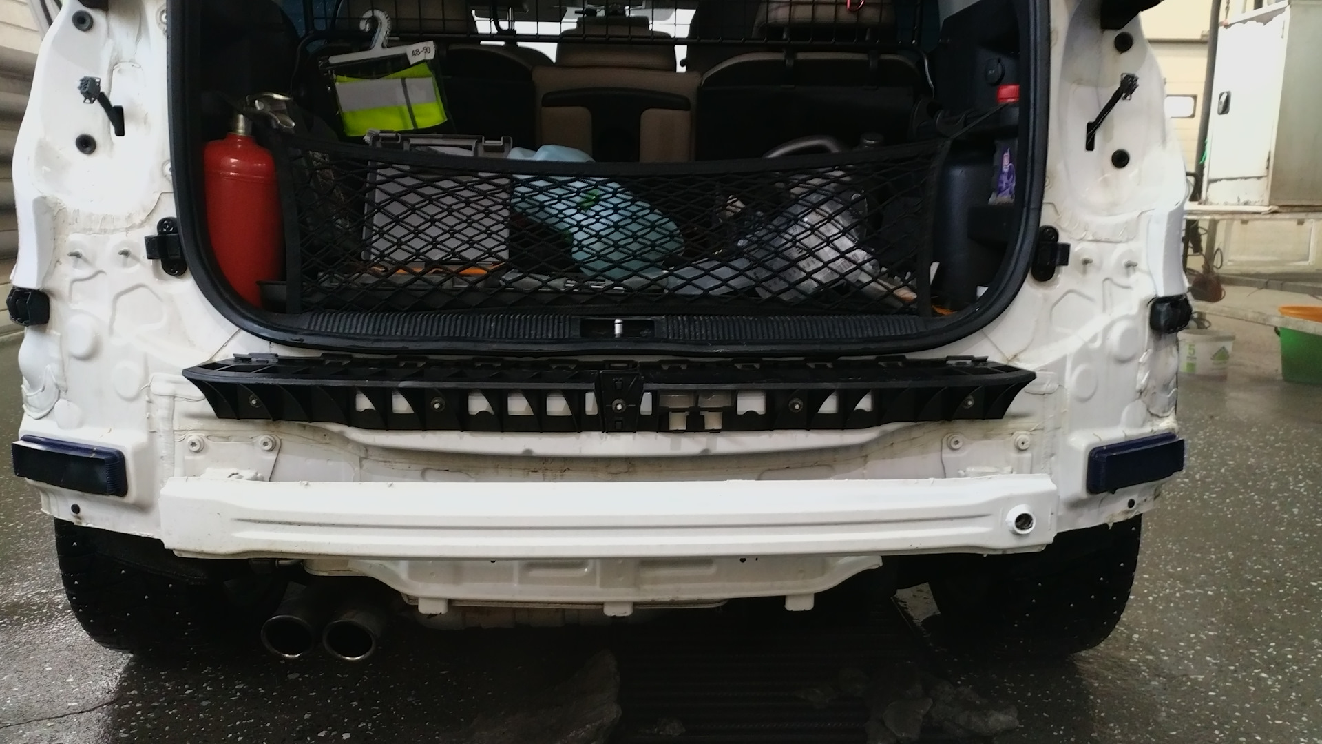 Как снять бампер йети. Установка сетки в бампер шкода йети. Glc43 без бампера. Шкода йети без бампера. Детали переднего бампера шкода йети 2011г.