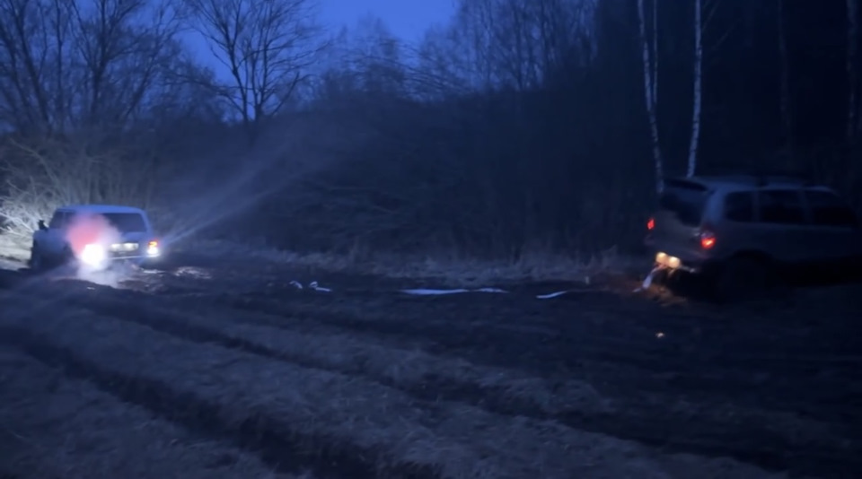 А вот тут то уже вынужден был доставать новые стропы. 3д уселать сам, куда подъехать и вытащить уже не представлялось возможным. Пришлось соединять 3 стропы шаклами и издалека вытаскивать из западни))) — Chevrolet Niva (1G)