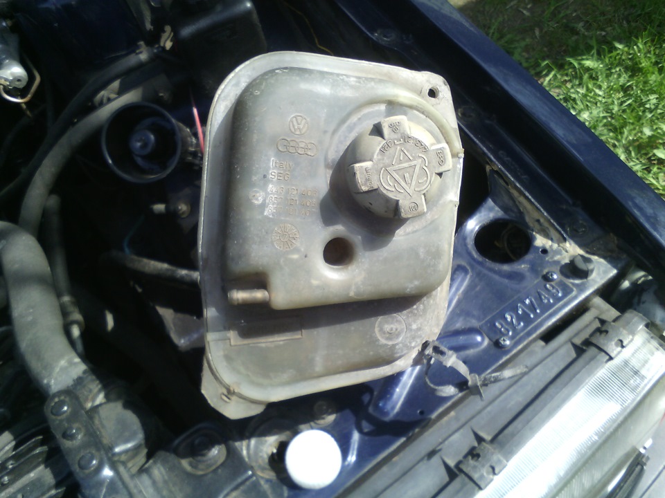 Замена расширительного бачка охлаждающей жидкости. — Volvo 740, 2,4 л ...