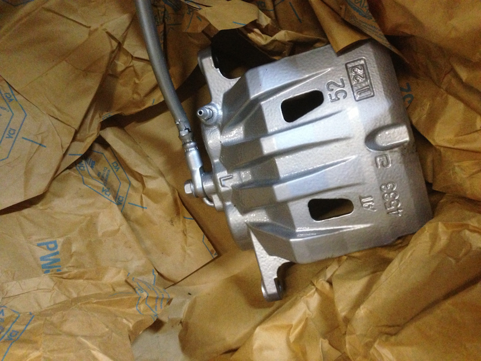 Хайлендер 2012 передний суппорт. St-47750-48110. Суппорт передний toyota highlander ii. Передний суппорт highlander 2. Суппорт тормозной передний toyota highlander 1.