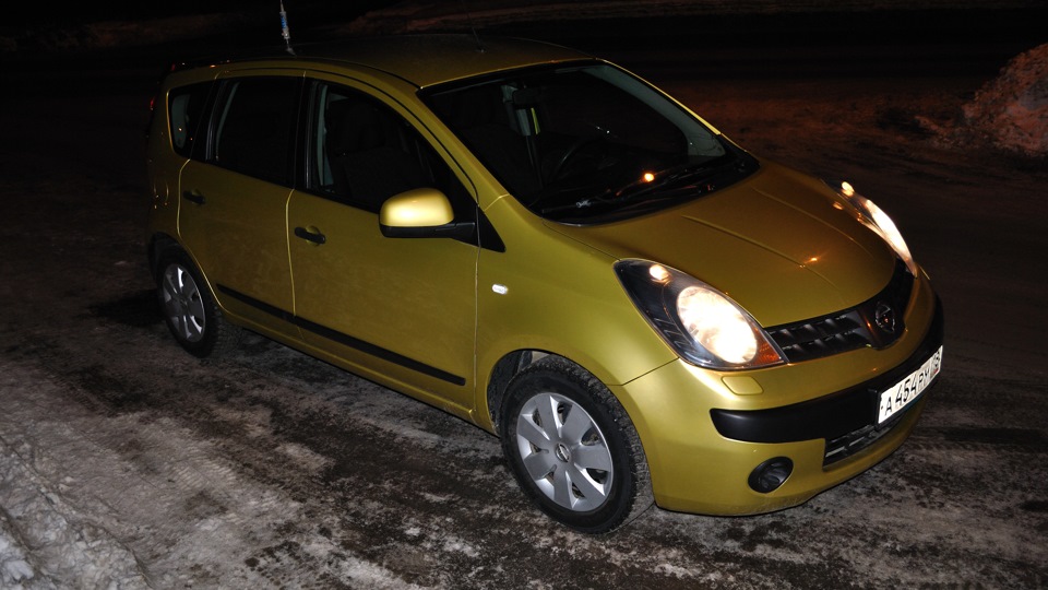 Поменял лампочку головного света — Nissan Note (1G), 1,4 л, 2006 года ...