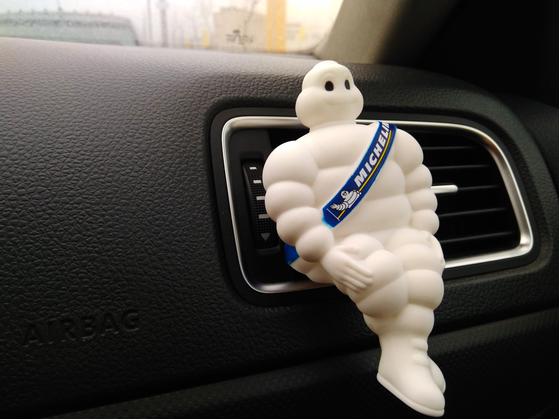 Держатель для телефона в CD-слот и Бибендум Michelin — Volkswagen Jetta ...