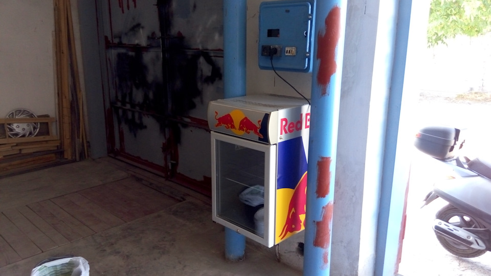 холодильник в гараже. температура в холодильнике. холодильник в гараже зимой можно ли. холодильник в сугробе. холодильник в гараже зимой можно ли.