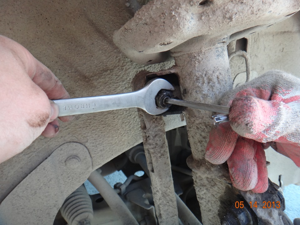 при помощи тех же звездочек и ключа откручиваем стойку стабилизатора.две гайки верняя и нижняя. — Chevrolet Cruze (1G)