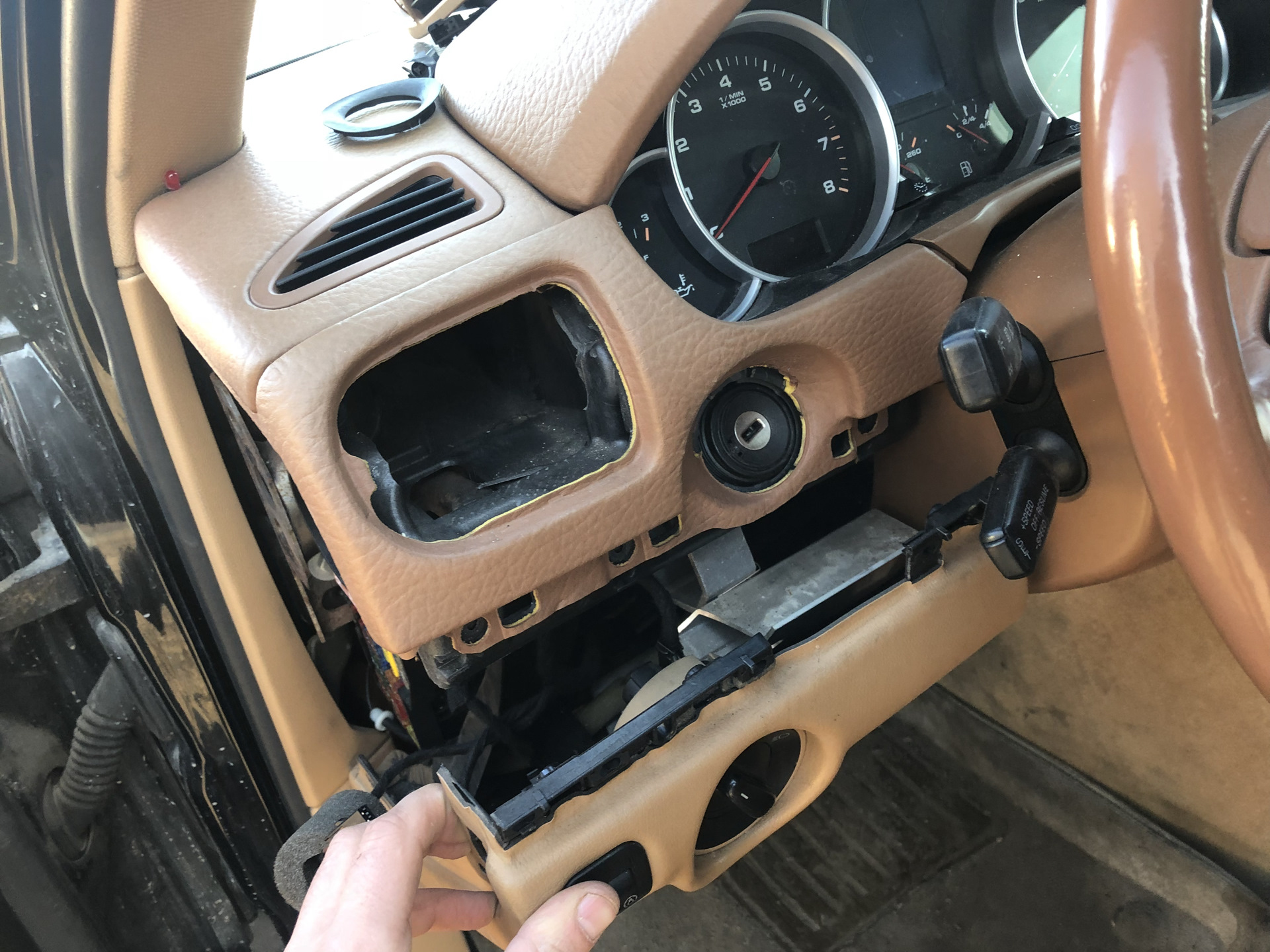 Porsche cayenne 958 панель приборов. Cayenne как снять. Аккумулятор для porsche cayenne 955. Обшивка двери порше кайен. Cayenne как снять.