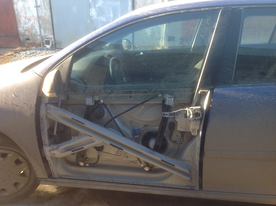 Поднятое стекло. — Volkswagen Golf Mk5