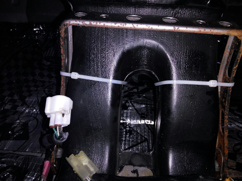 Вскрытие полов после водных процедур. — Toyota Harrier (1G), 3 л, 1998 ...