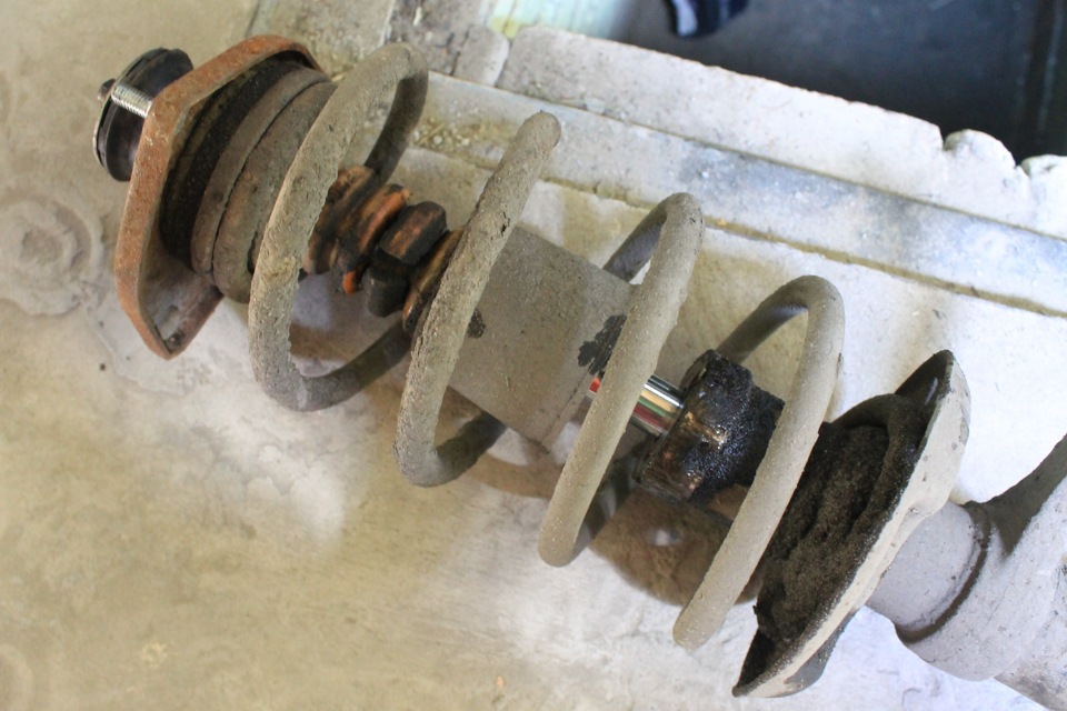 960 Как выбить болты крепления стойки