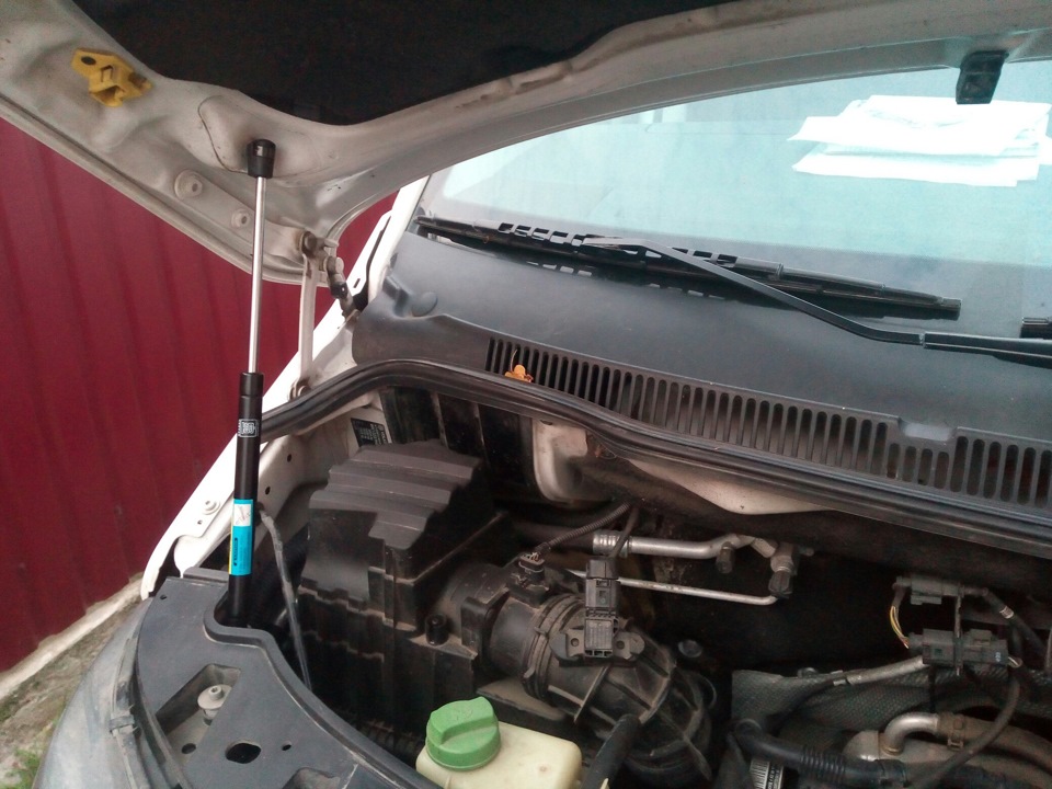 Газовый упор для капота — Volkswagen Transporter T5, 2 л, 2011 года ...