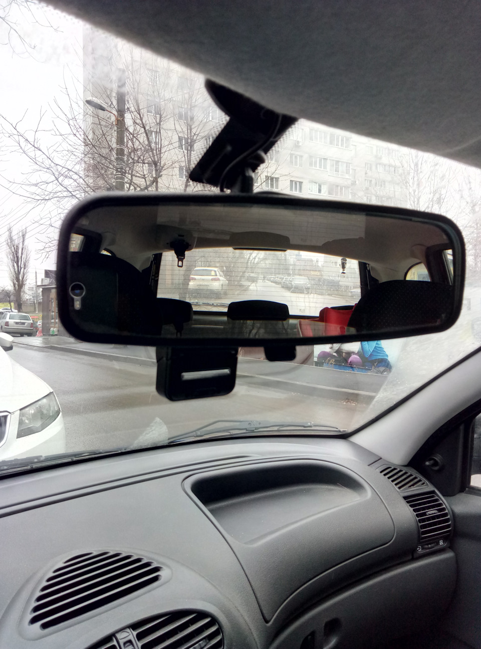 Как аккуратно и красиво или почти скрытый видеорегистратор — Lada ...